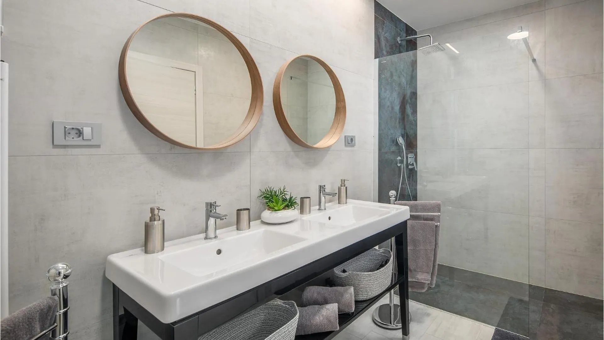 Beautiful Home In Tinjan With Jacuzzi