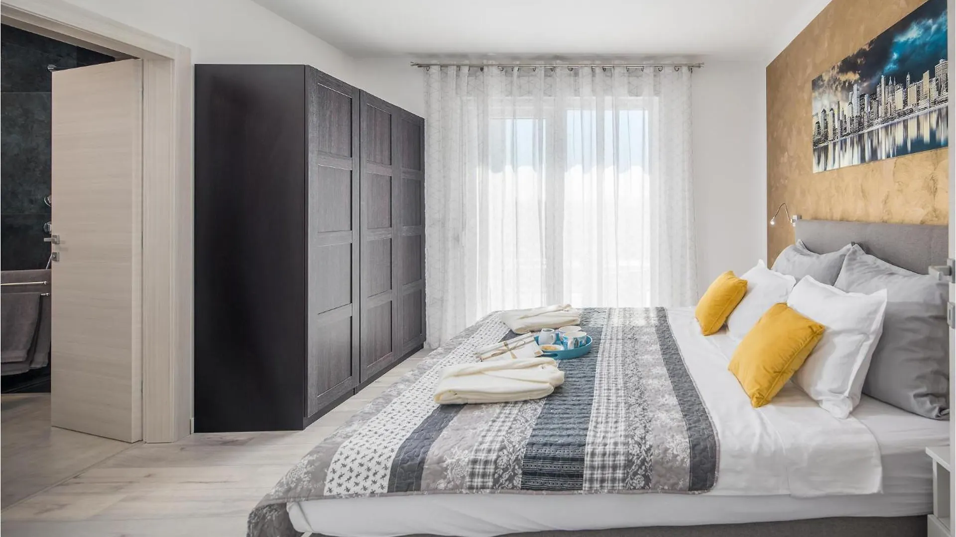 Beautiful Home In Tinjan With Jacuzzi 0*,