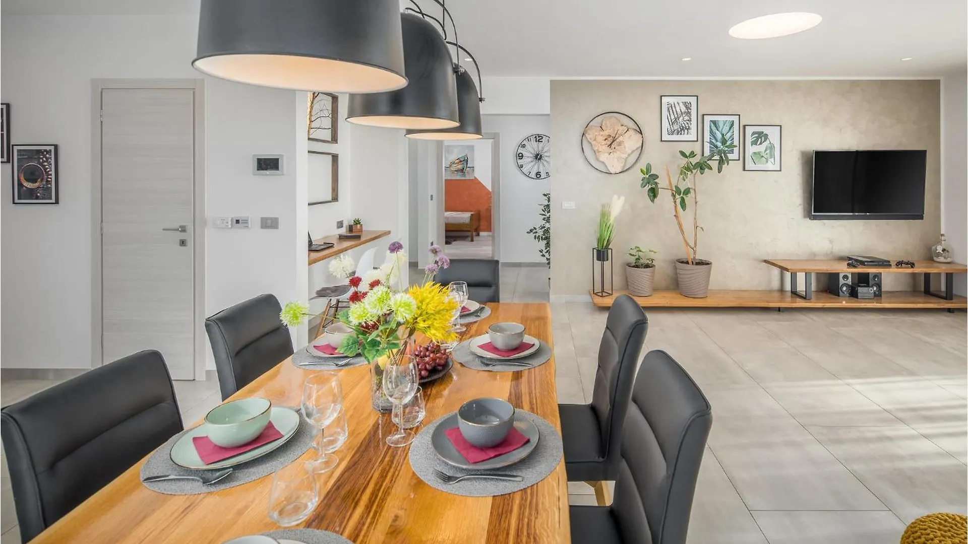 Beautiful Home In Tinjan With Jacuzzi Holiday home