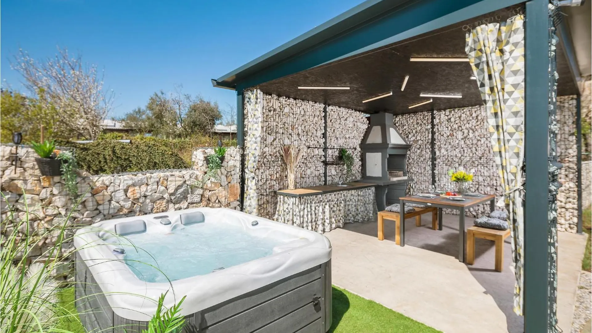 Beautiful Home In Tinjan With Jacuzzi 0*,  Croatia