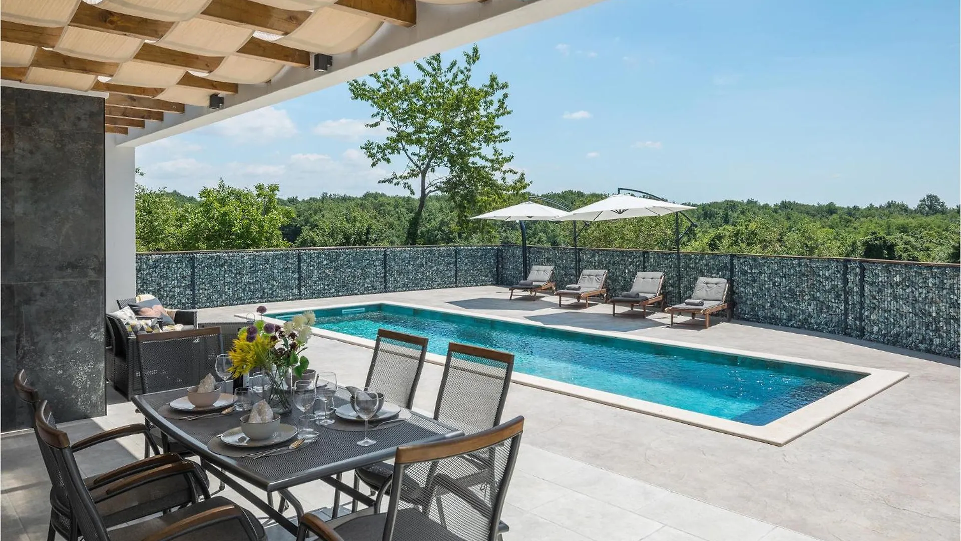 Beautiful Home In Tinjan With Jacuzzi