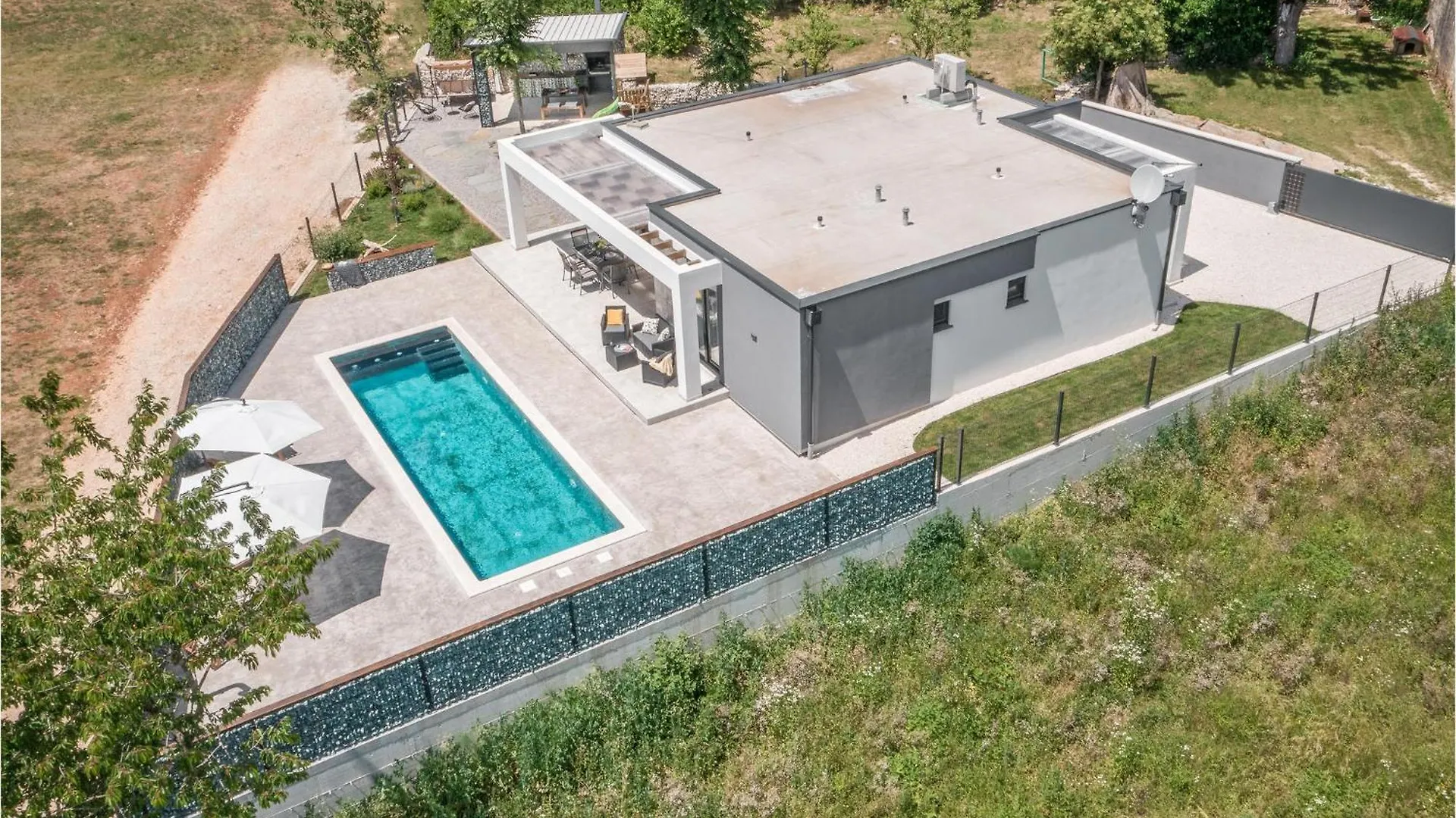Beautiful Home In Tinjan With Jacuzzi Holiday home