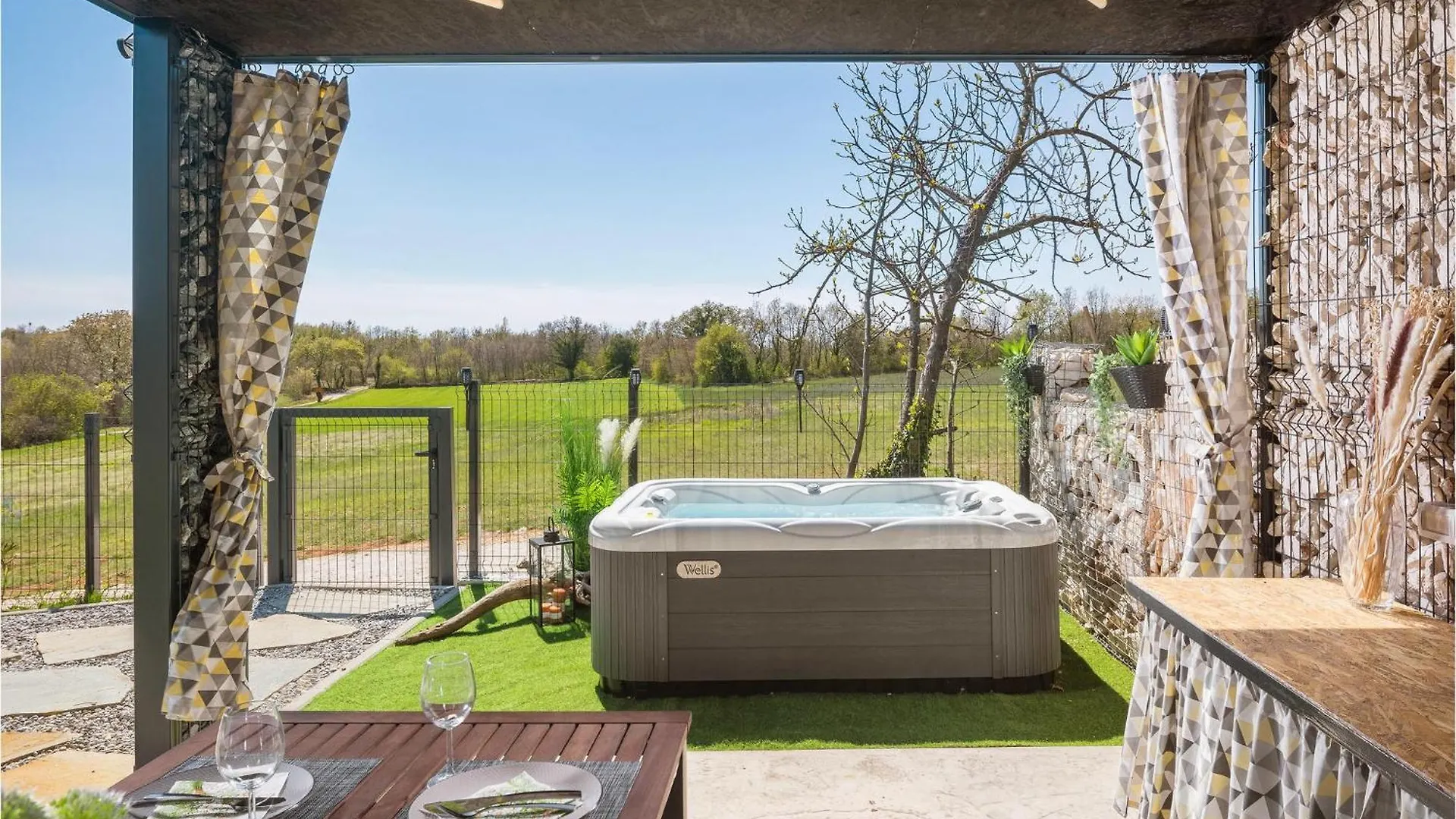 Beautiful Home In Tinjan With Jacuzzi Holiday home