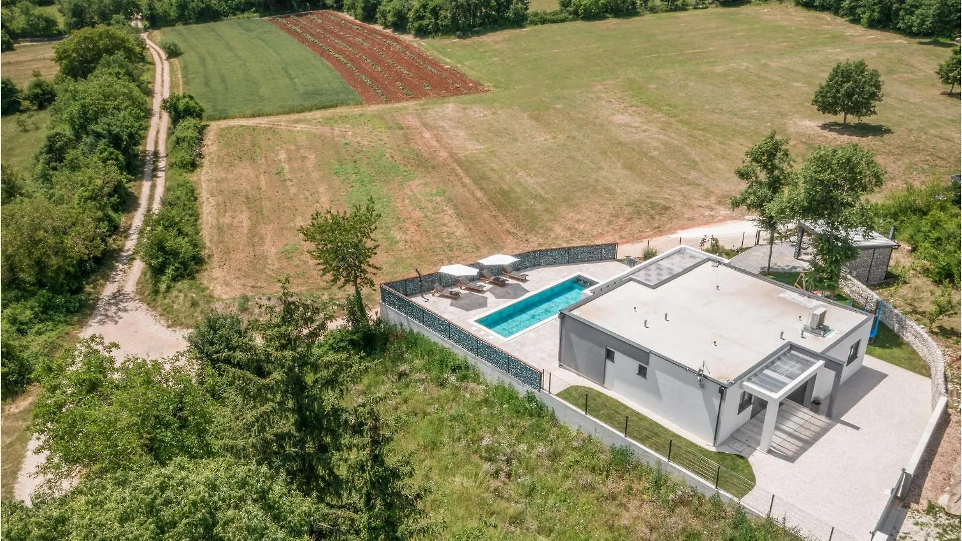 Beautiful Home In Tinjan With Jacuzzi