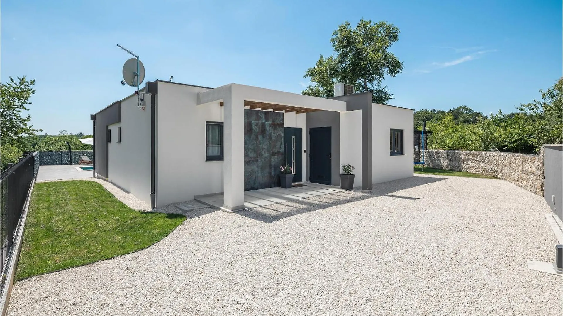 Beautiful Home In Tinjan With Jacuzzi Holiday home