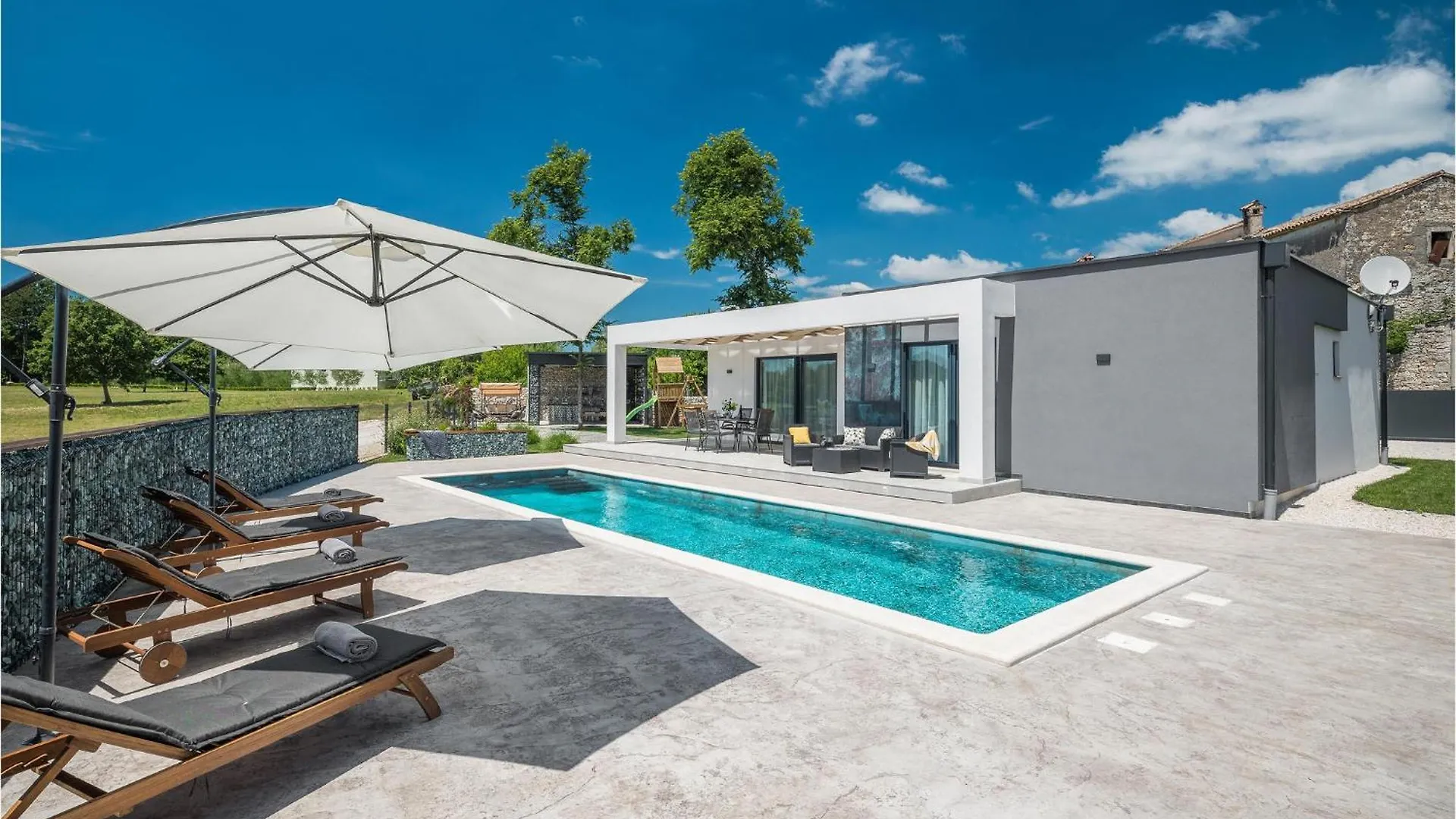 Beautiful Home In Tinjan With Jacuzzi